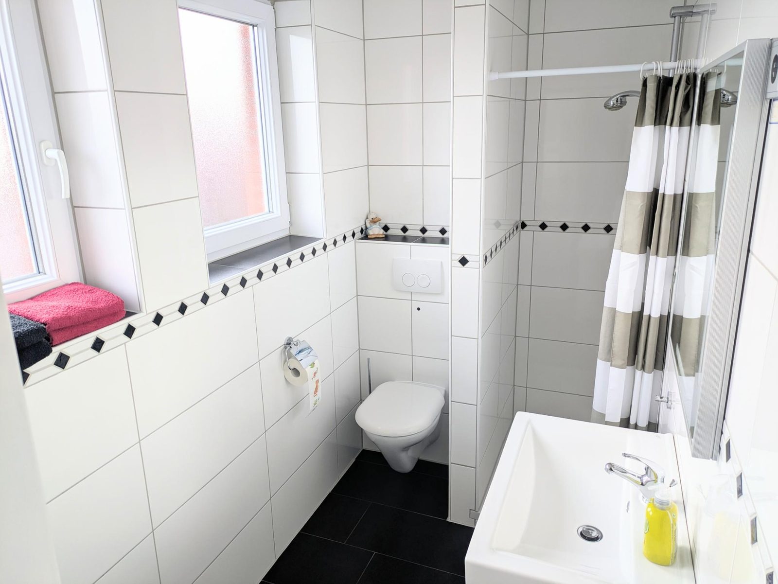 Modernes Badezimmer mit Dusche