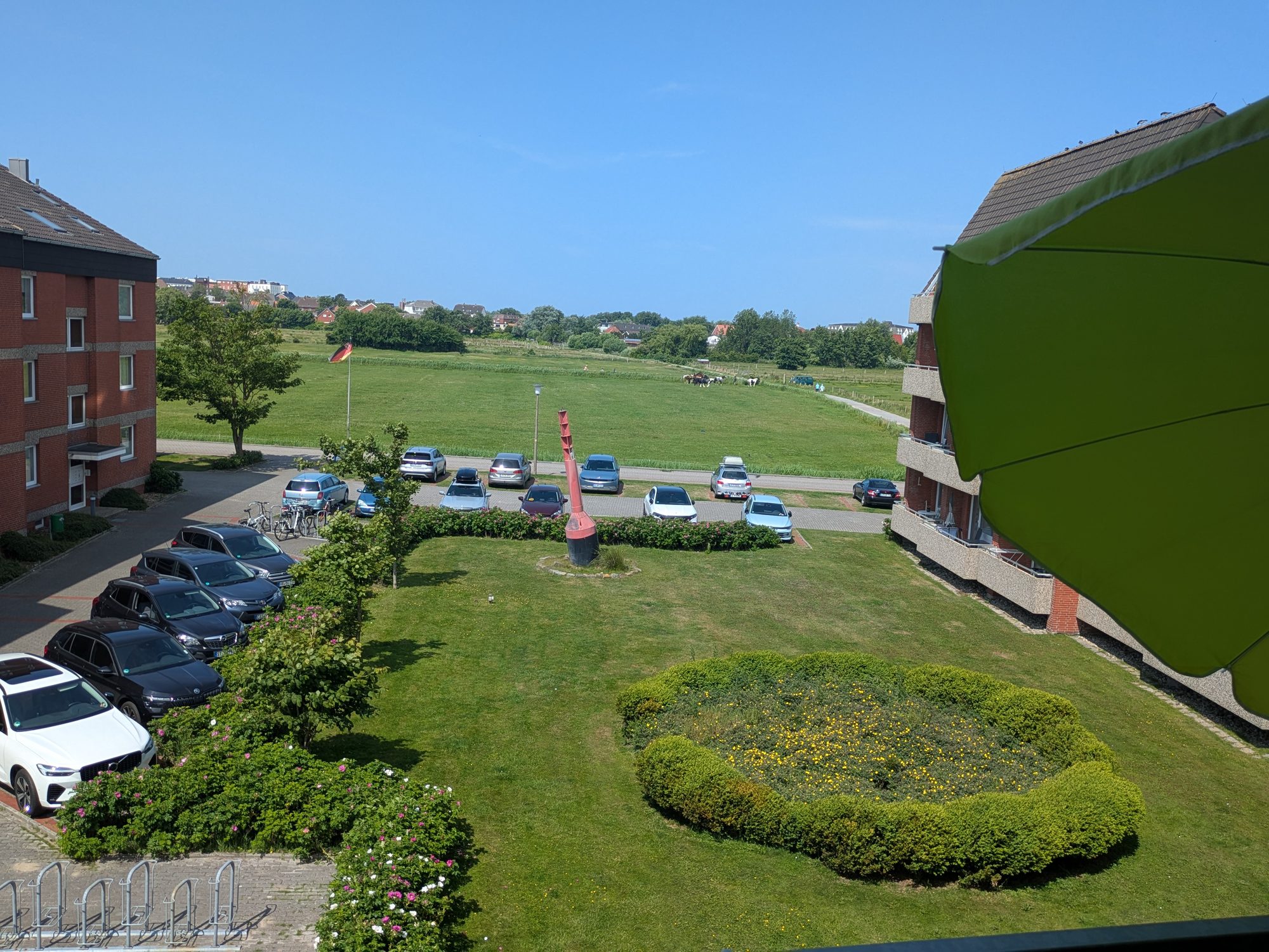Blick vom Balkon auf die Pferdewiesen — Ferienwohnung Sunset Borkum