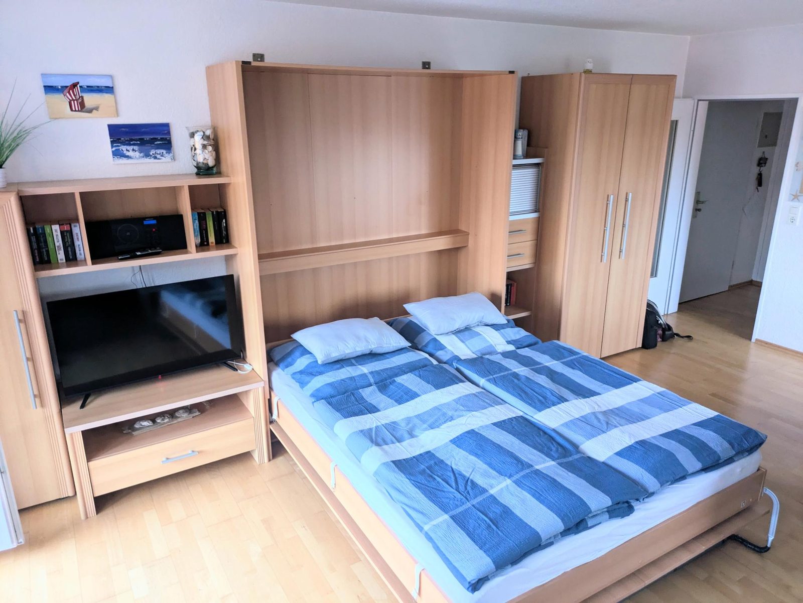 Ausgeklapptes Doppelbett im Wohnraum