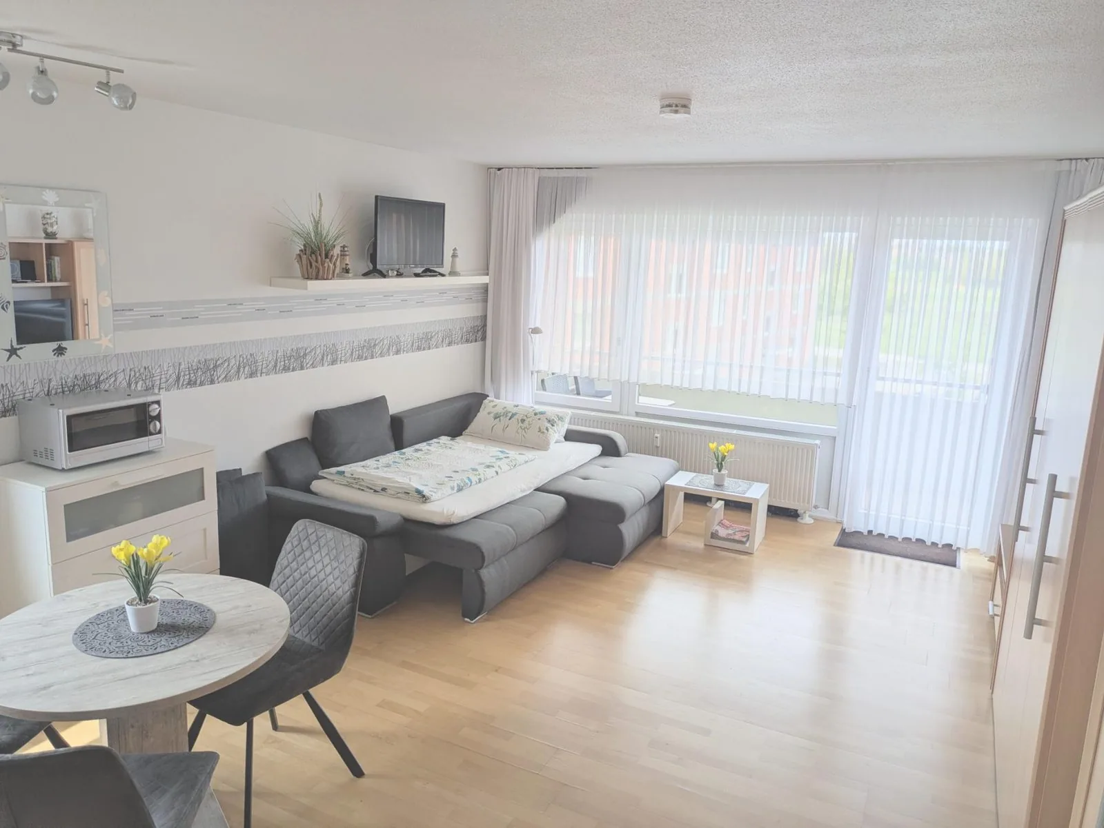 Sitzgarnitur mit ausgeklappter Schlaffunktion — dritter Schlafplatz