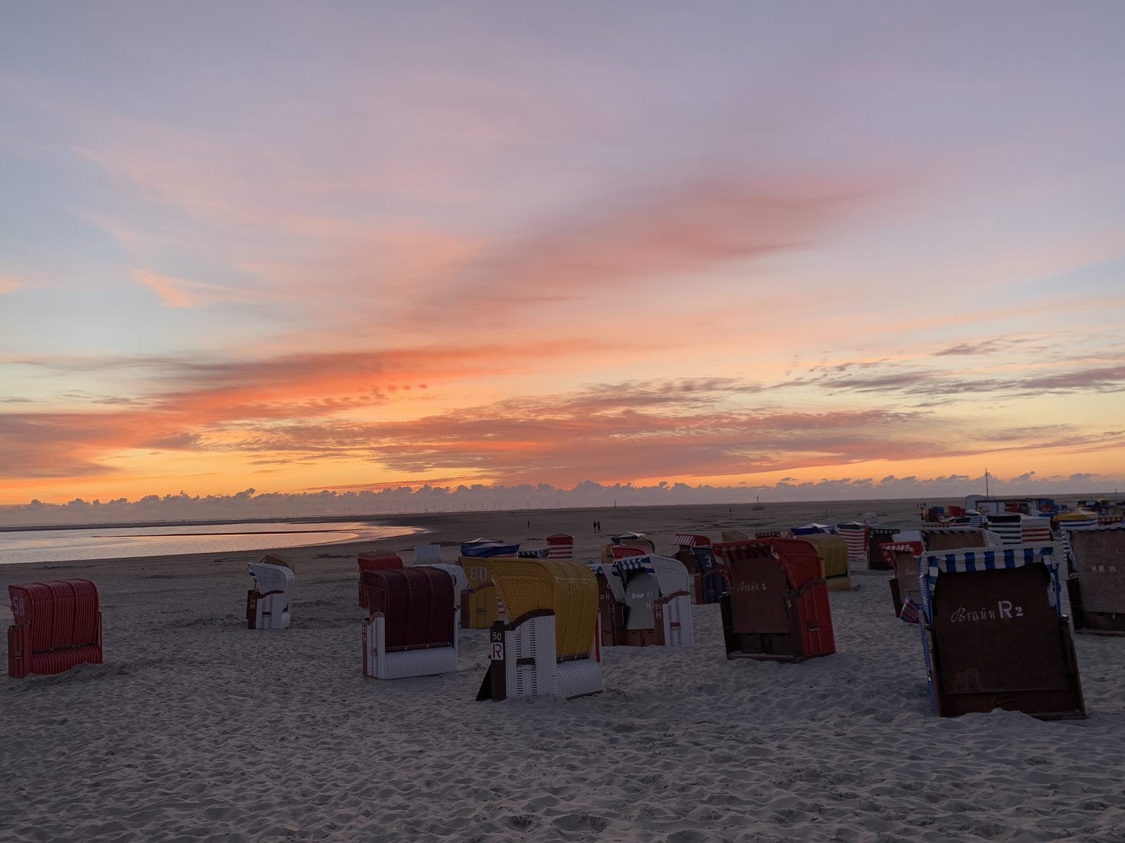 Strandkörbe im Abendrot — Sonnenuntergang am Strand von Borkum